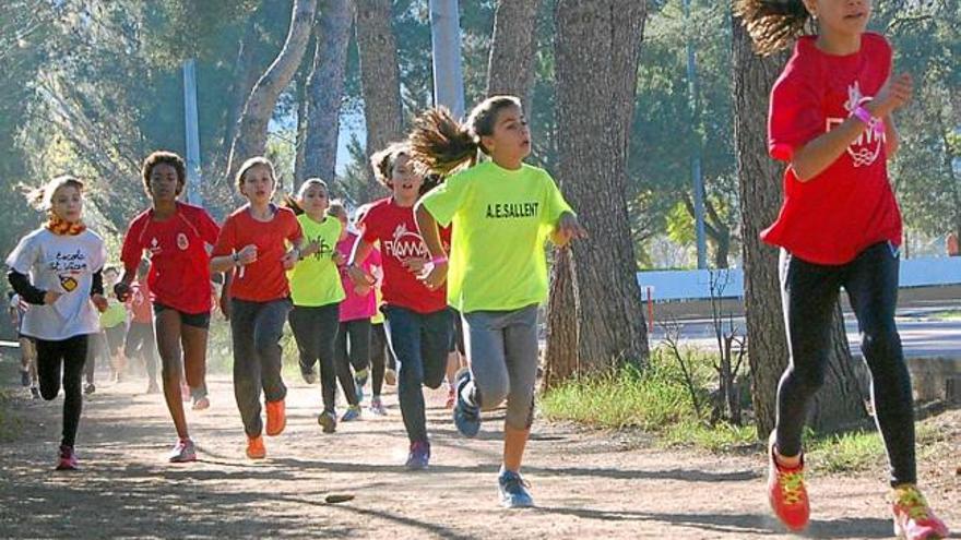 Un grup de nenes passen per un tram del recorregut