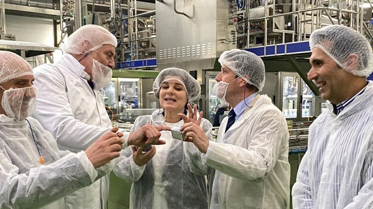 La subdelegada del Gobierno en A Coruña, María Rivas, con los alcaldes de A Pobra, Carlos Vidal, izquierda, y Boiro, José Ramón Romero, segundo por la derecha, y directivos de la empresa Pet Select en una visita a la planta de A Pobra el año pasado.