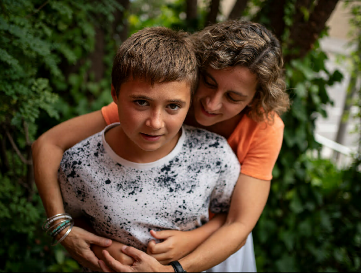 Gemma Vilanova y su hijo Josep, en su casa de Barcelona.