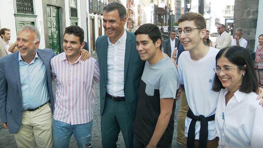 Ángel Víctor Torres, Pedro Sánchez y Carolina Darias se fotografían con jóvenes palmeros.