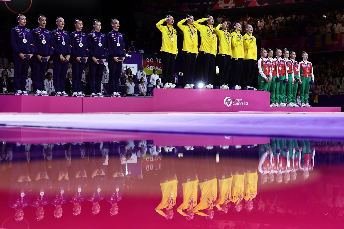 Las gimnastas españolas, con su plata en un podio coronado por Brasil.