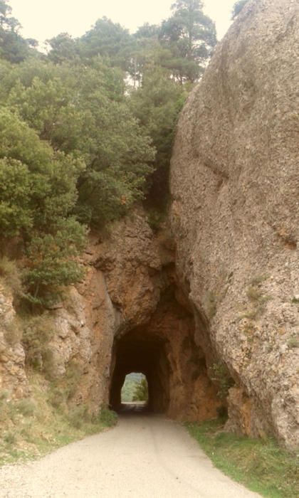 Túnel. Gràcies a aquesta roca foradada podem passar a l’altra banda de la vall.