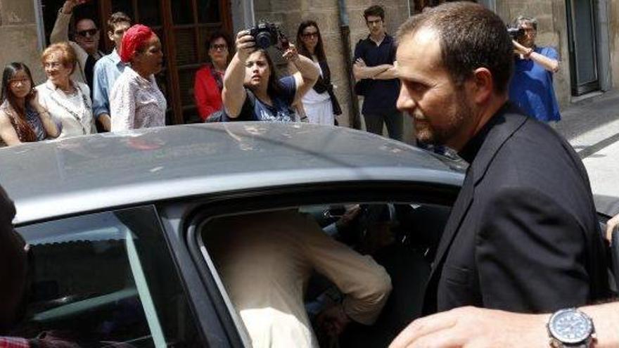El bisbe de Solsona, Xavier Novell, sortint escortat d&#039;una església de Tàrrega per una protesta, el 28 de maig
