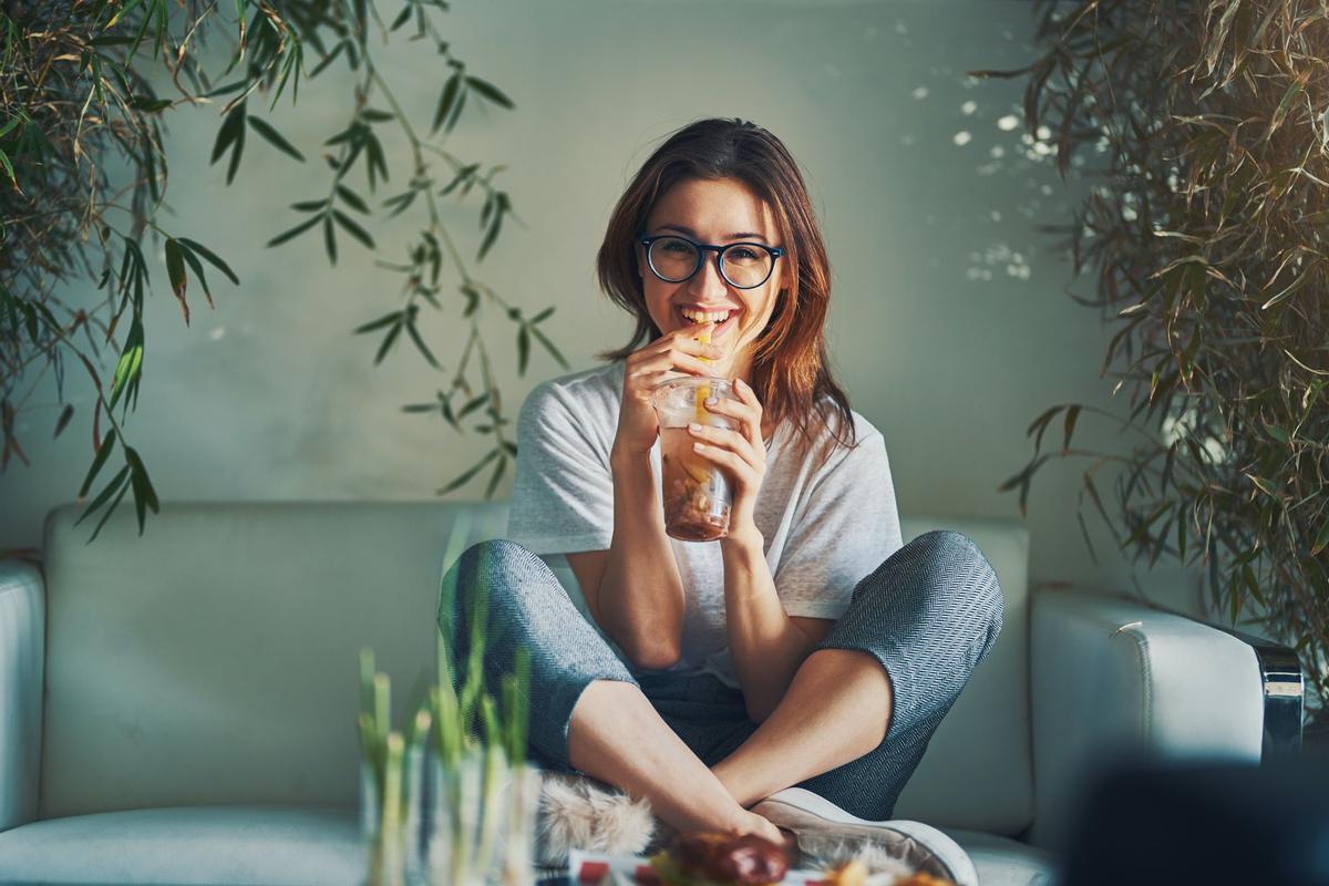 Mujer tomando infusión