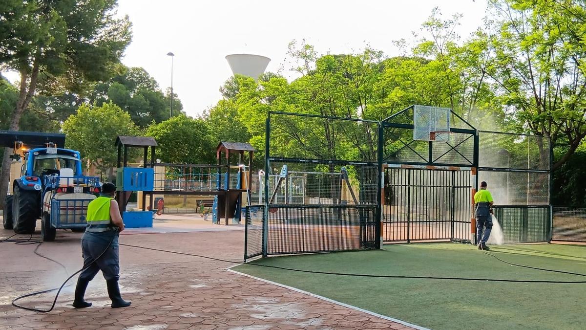 Albal limpia parques infantiles y jardines aporvechando la poca presencia de niños.