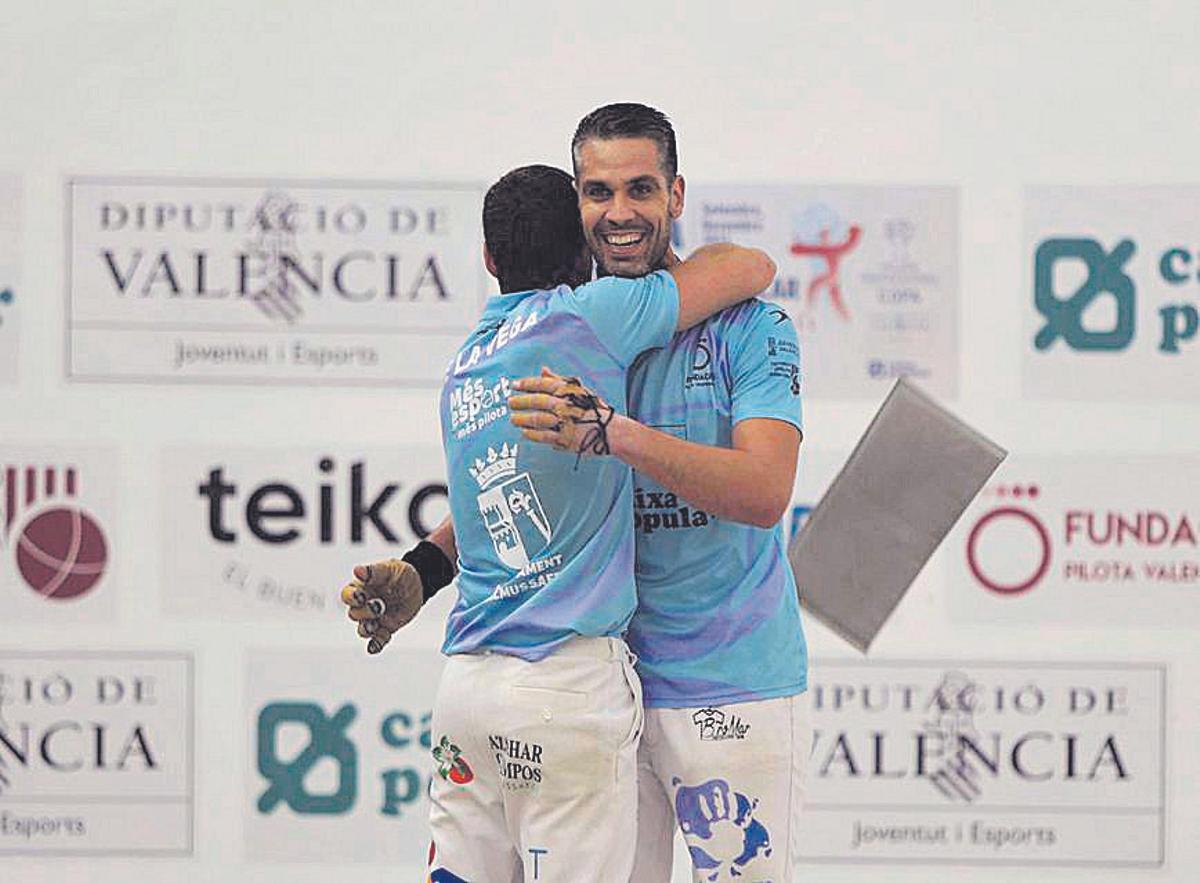 De la Vega i Javi, parella representativa d’Almussafes, van proclamar-se campions de la XIV Copa Diputació de València – Caixa Popular d’escala i corda aplicant el seu manual d’estil de joc.