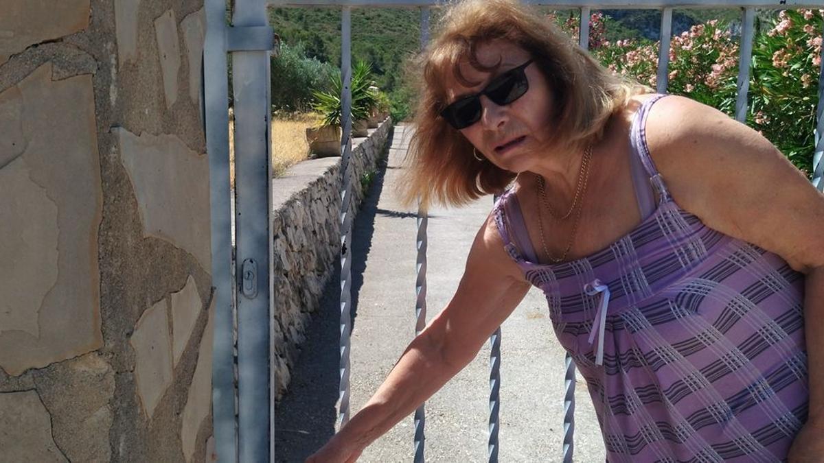 Patricia Carpenter, de 70 años, en la puerta de su casa el pasado mes de junio. Ahora no puede ni acercarse.
