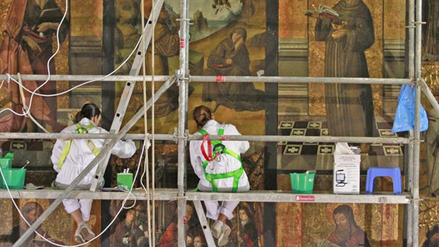 Dos de las tres expertas en pintura del Instituto de Patrimonio Cultural de España estabilizaron el retablo en octubre de 2013.