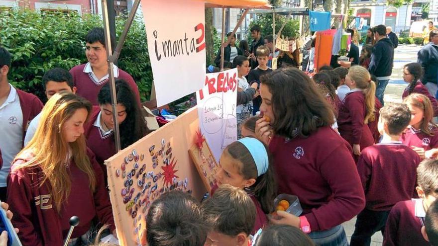 El colegio Santo Domingo monta un puesto en el mercado de Navia