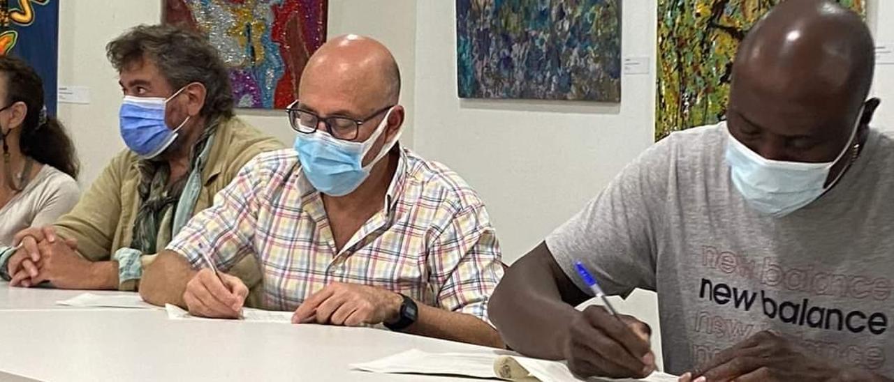 El alcalde firmando el convenio con el representante de la Asociación de Extranjeros.