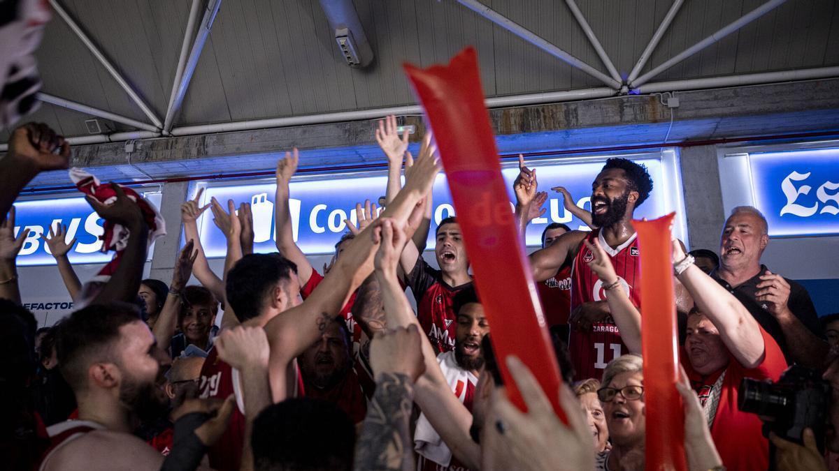Los aficionados y los jugadores del Casademont, en la grada celebrando la salvación.