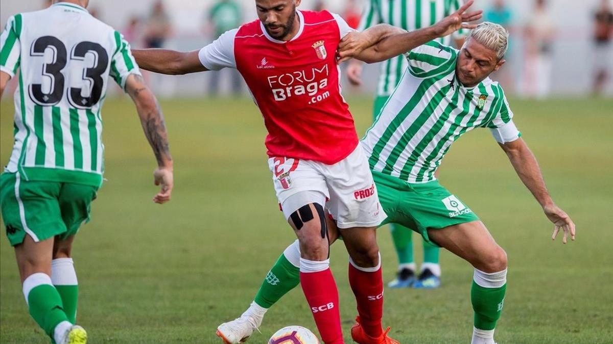 El jugador del Sporting de Braga Fransergio protege un balon ante Joaquin