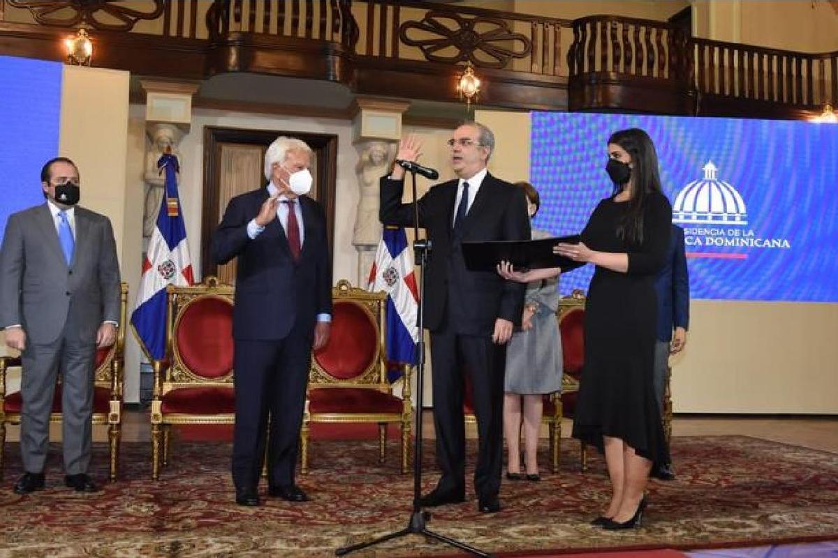 Jura de Felipe González en la ceremonia de concesión de la nacionalidad dominicana por el presidente de la república, Luis Abinader. Foto Gob RD