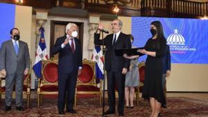 Jura de Felipe González en la ceremonia de concesión de la nacionalidad dominicana por el presidente de la república, Luis Abinader. Foto Gob RD