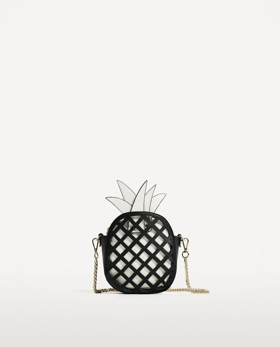 Los bolsos más 'frescos' de Zara: bandolera con forma de piña (25,95 euros)