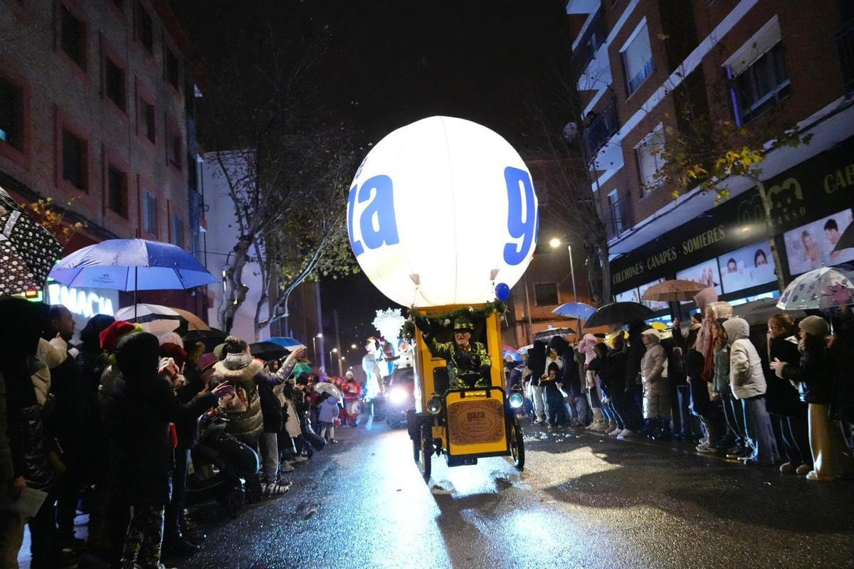 Papá Noel y la Cabalgaza desafían a la lluvia y vuelve a llenar las calles de Zamora
