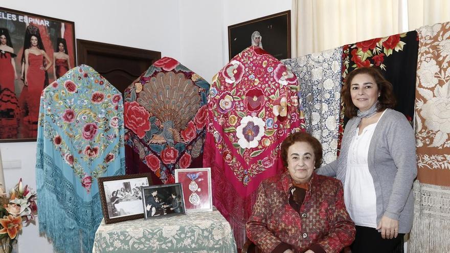 Los mantones bordados a mano de Ángeles Espinar: el artículo de lujo que lucen la reina Letizia, Camilla Parker o Cindy Crawford