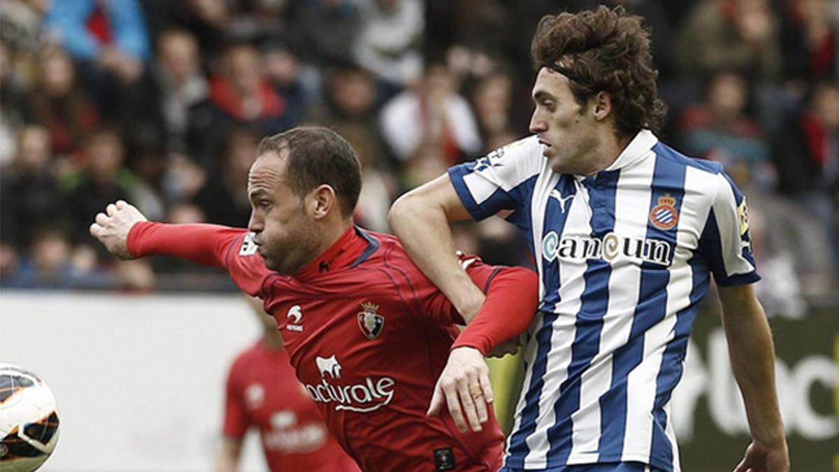 El delantero rojillo, &quot;Nino&quot;, peleando por el esférico ante Raúl Baena del Espanyol