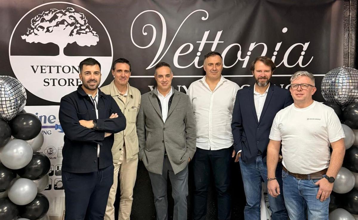 Representantes de Woodfloor y Kronopol by swiss Krono Group y Antonio Hernández Salinas.