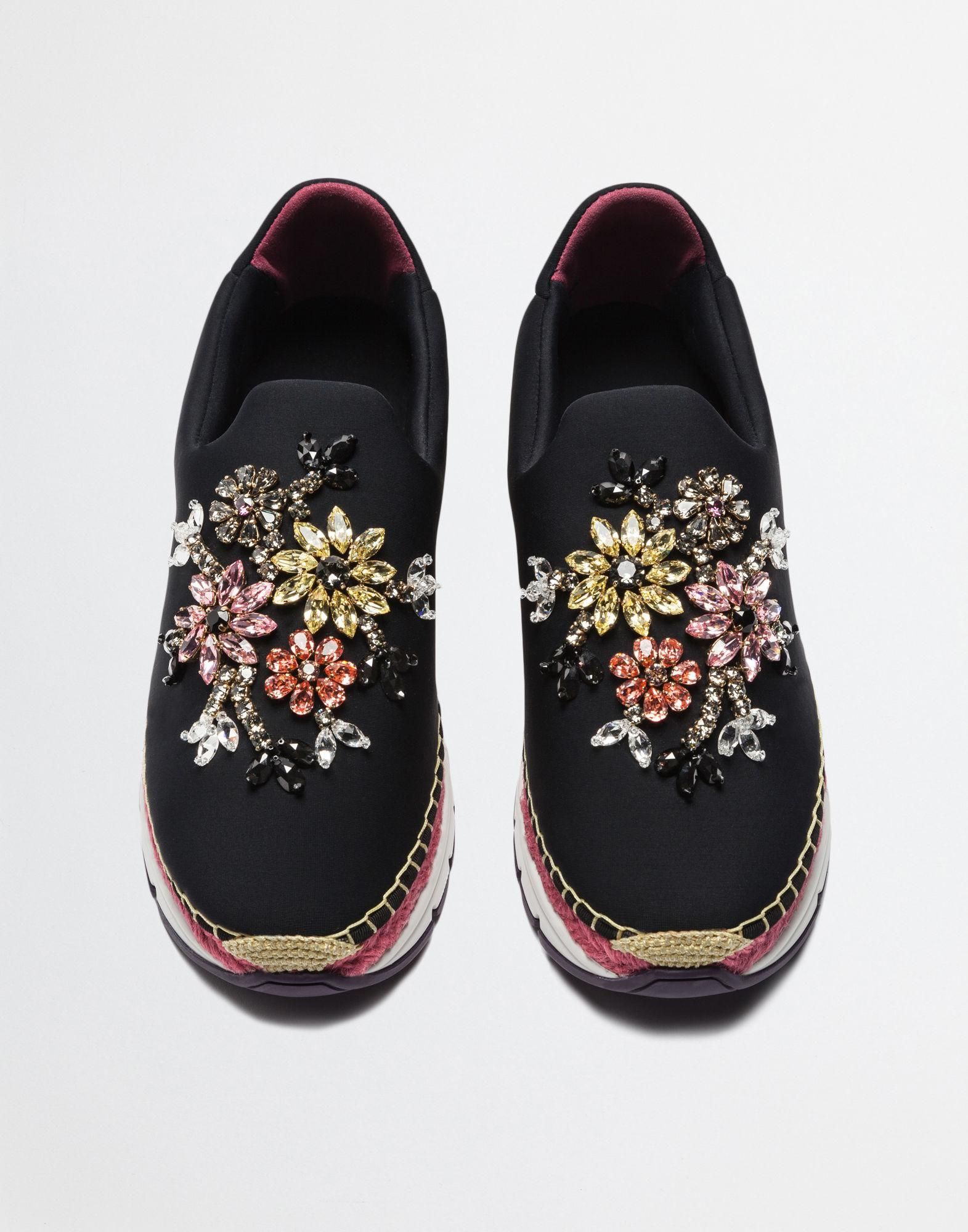 Las zapatillas de flores pisan fuerte: Sneakers, de Dolce & Gabbana (895 euros).