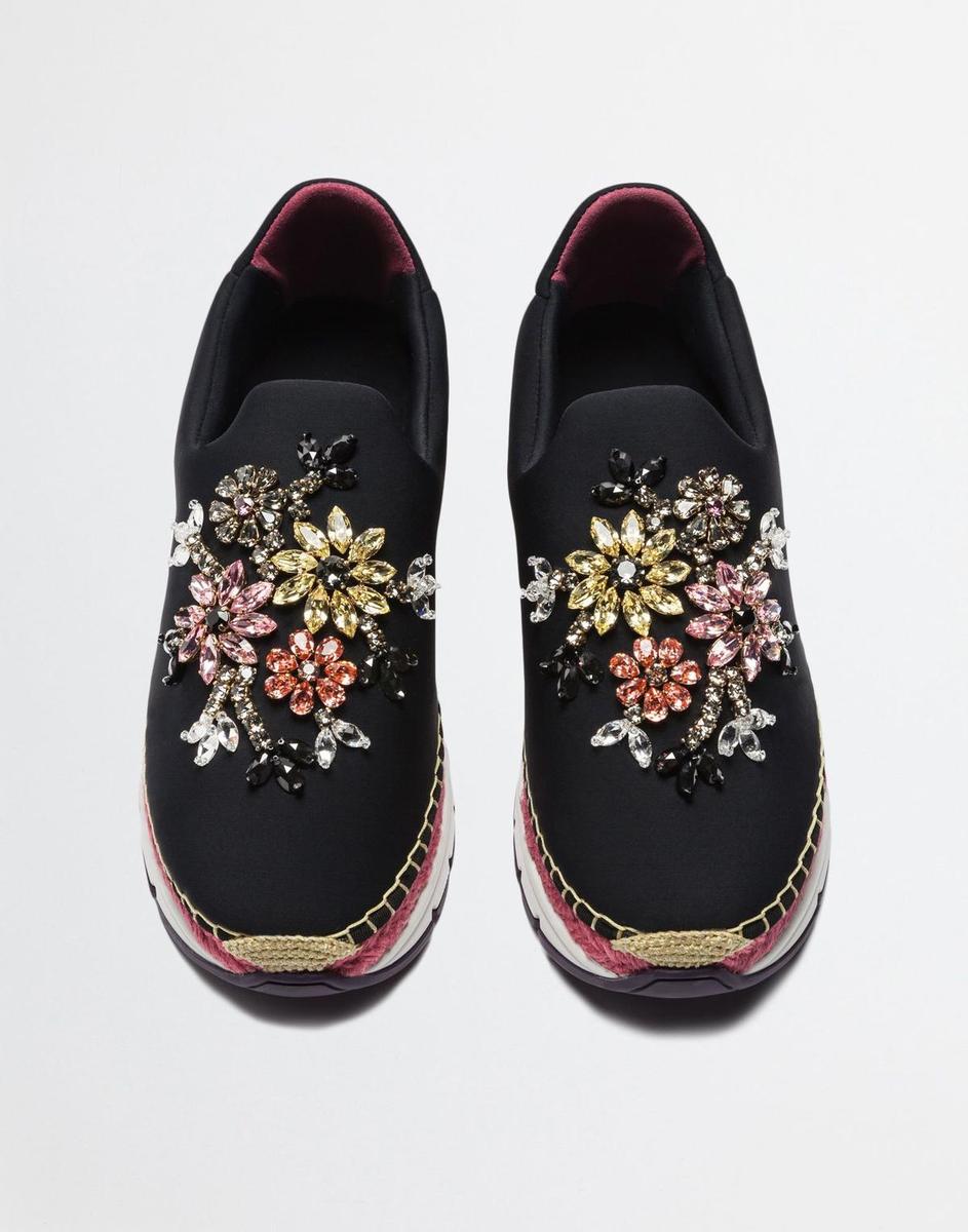 Las zapatillas de flores pisan fuerte: Sneakers, de Dolce &amp; Gabbana (895 euros).