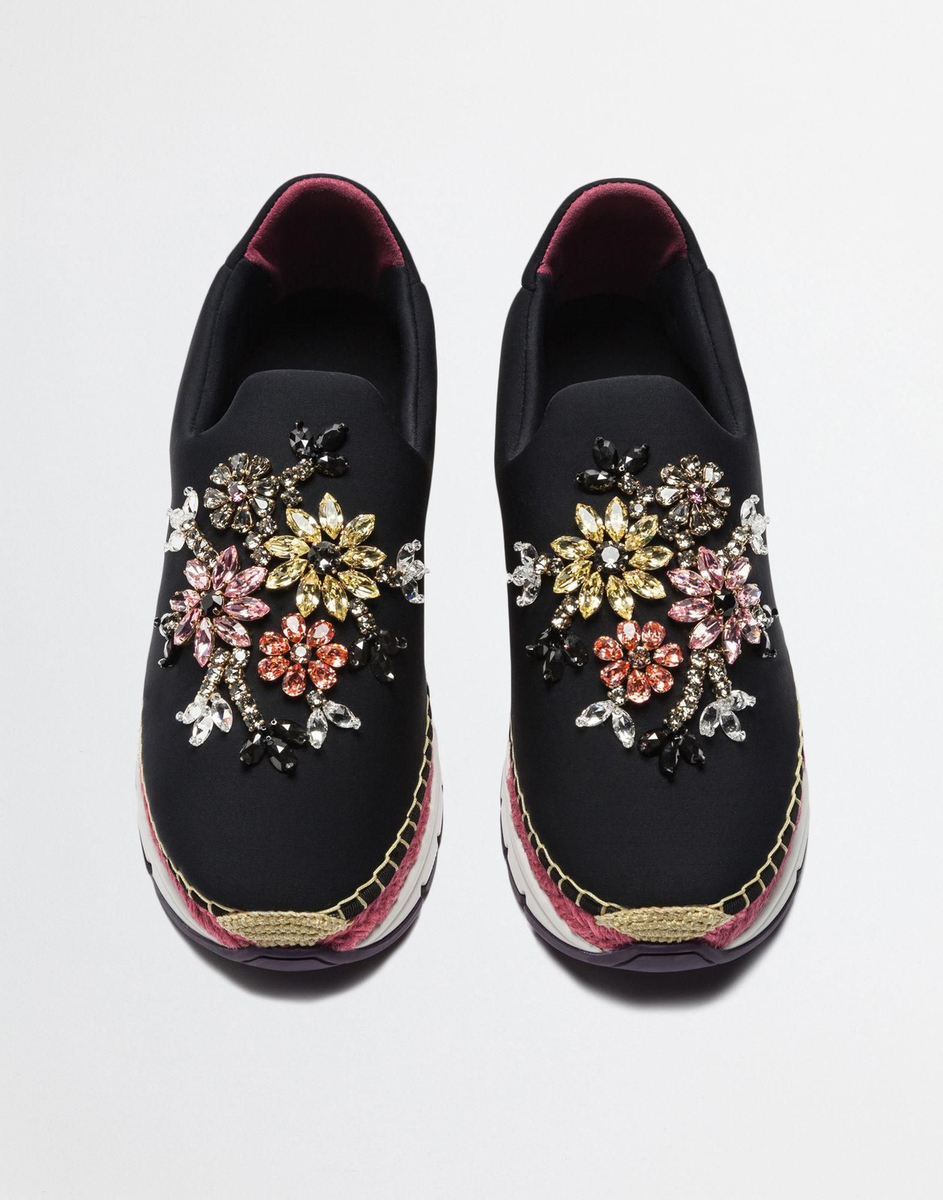 Las zapatillas de flores pisan fuerte: Sneakers, de Dolce &amp; Gabbana (895 euros).