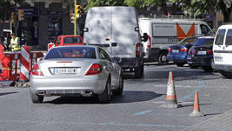 La plaza de las columnas reducida a un carril.