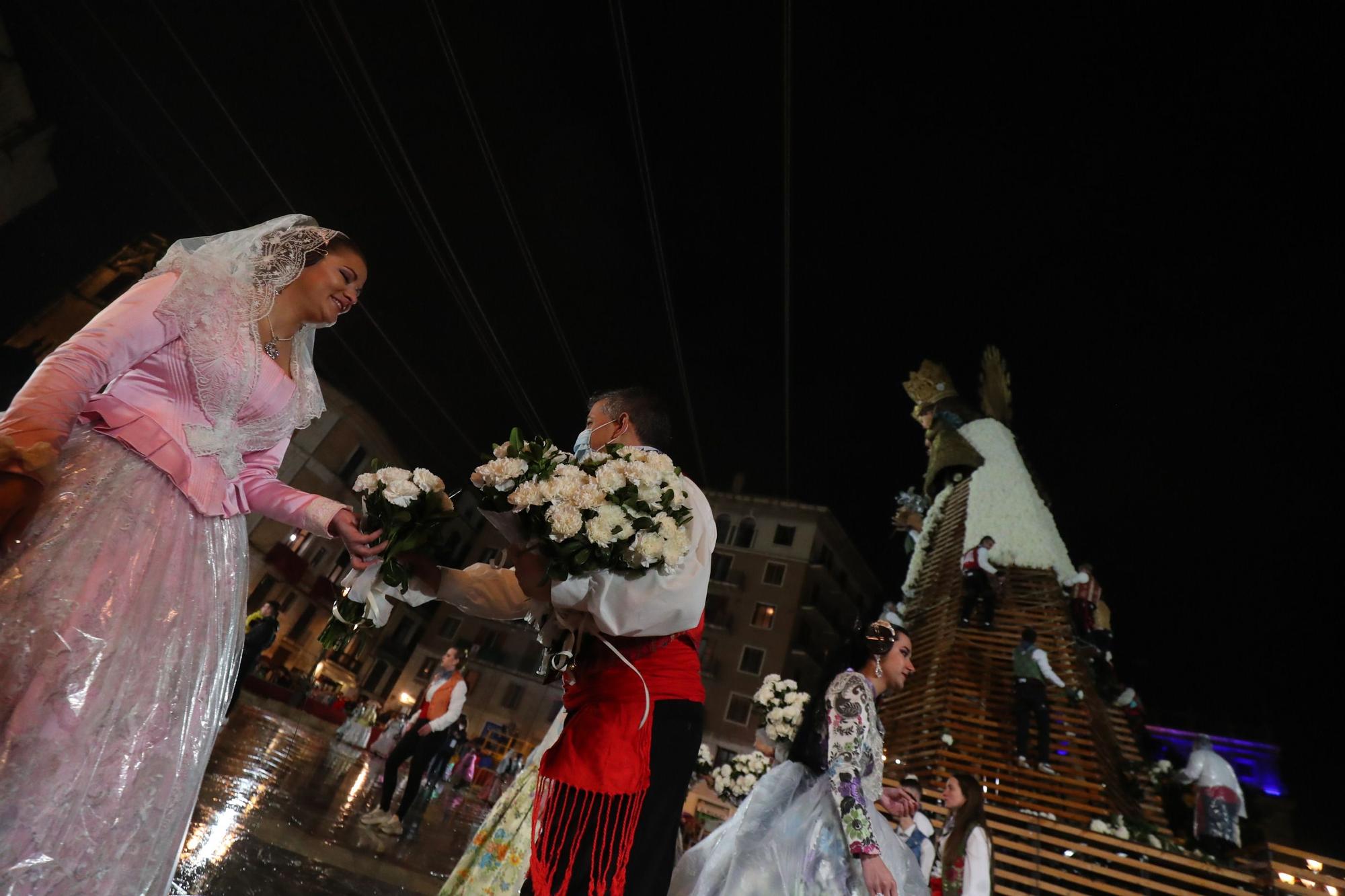 Búscate en el primer día de ofrenda por la calle de la Paz (entre las 19:00 a las 20:00 horas)