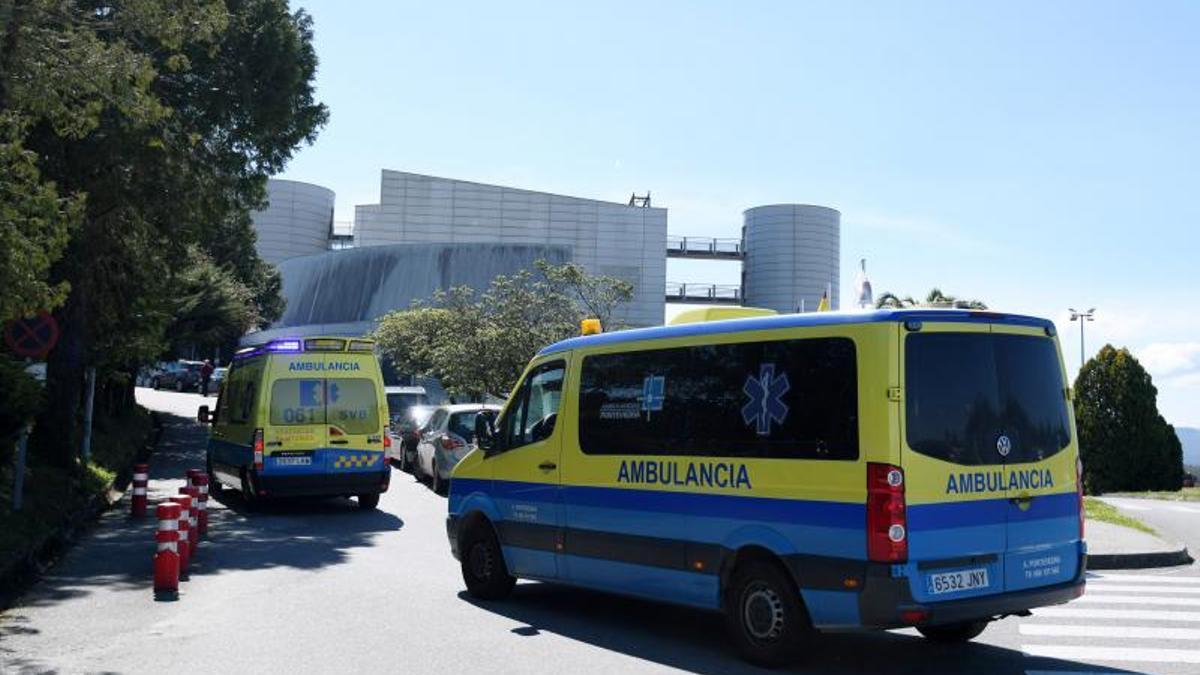 Ambulancias en el hospital de Pontevedra