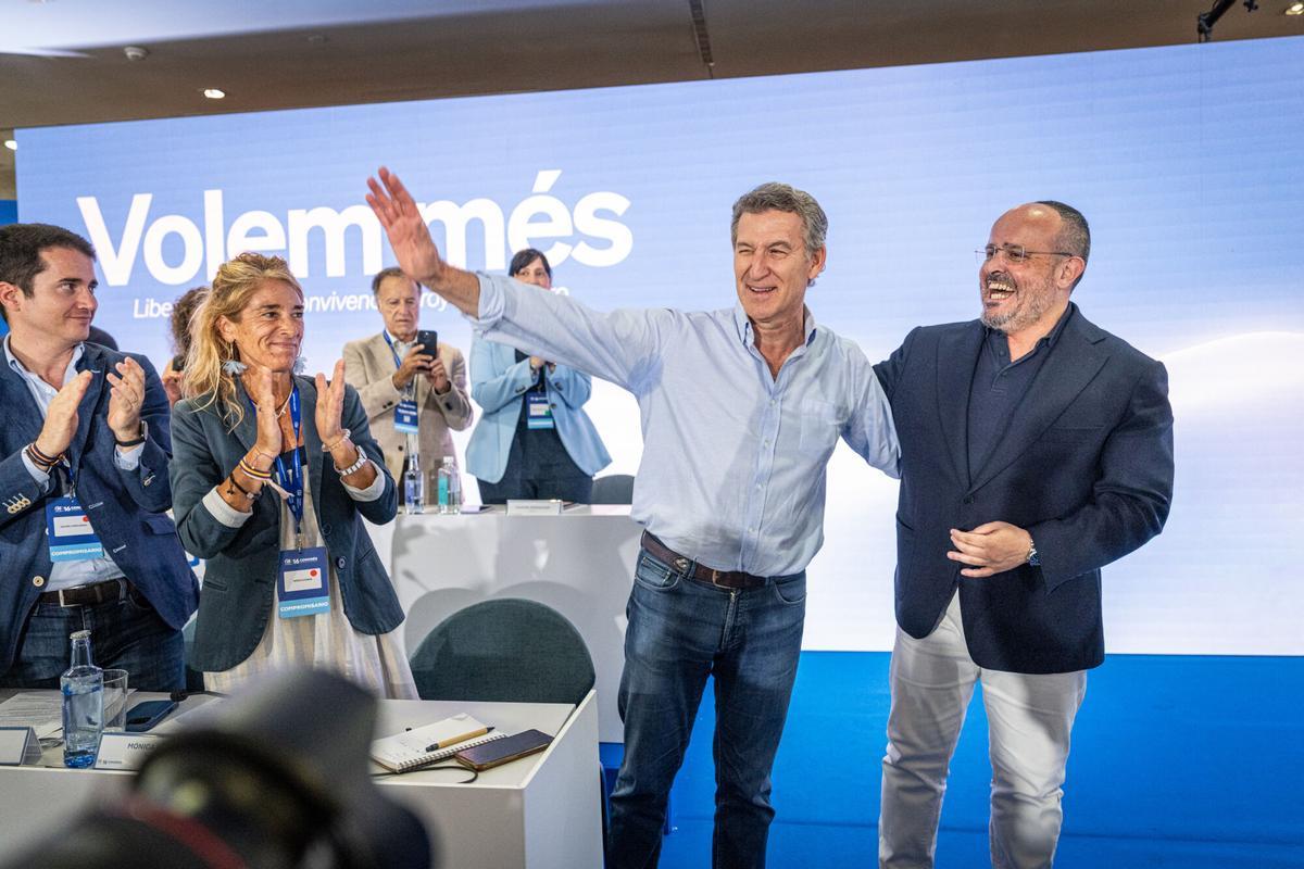 El presidente del Partido Popular, Alberto Núñez Feijóo, celebra junto al presidente del PP de Catalunya, Alejandro Fernández, su reelección como líder del partido en el congreso celebrado este sábado. Barcelona, a 27 de junio de 2026. AUTOR: MANU MITRU | EPC