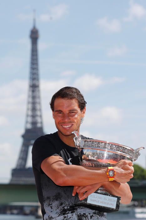 Nadal posa con su décimo trofeo de Roland Garros junto a la Torre Eiffel