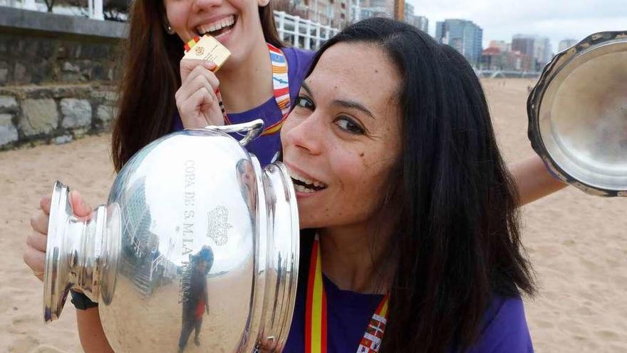 Renata Lais y Raquel Caño, ayer en San Lorenzo, con la medalla y el trofeo de la Copa de la Reina.