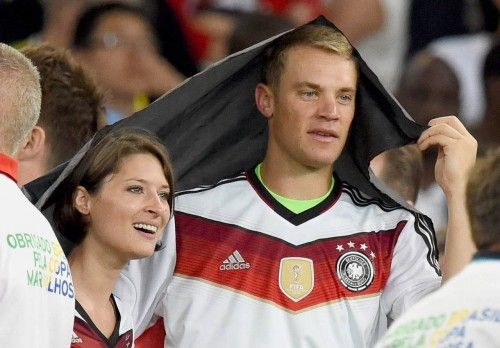 Goalkeeper Manuel Neuer celebra la Copa con su novia Kathrin Gilch