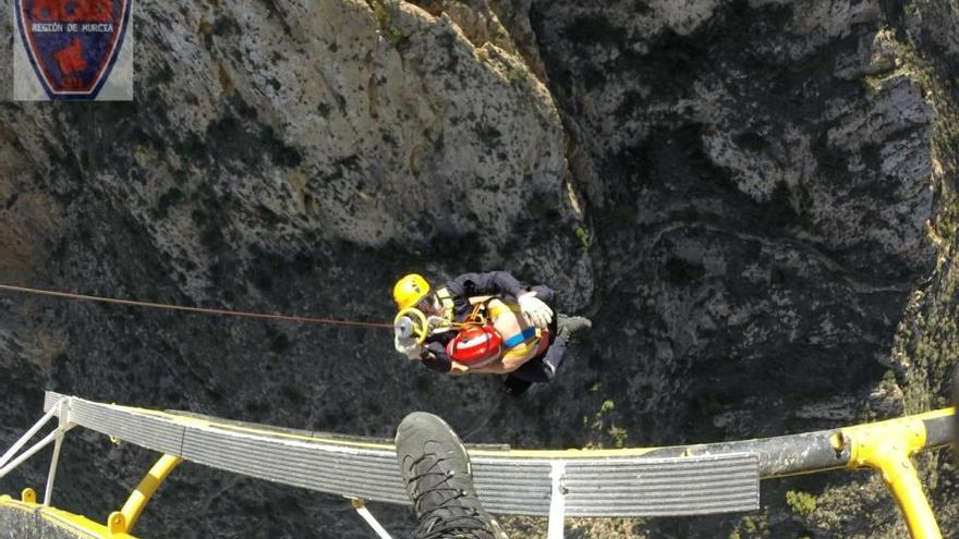 Momento del rescate de la senderista en Cartagena