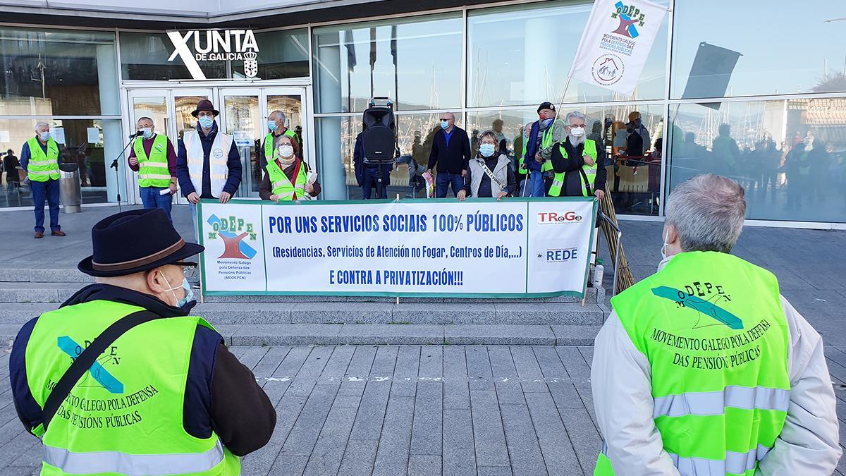 Un momento de la protesta, ante la sede de la Xunta