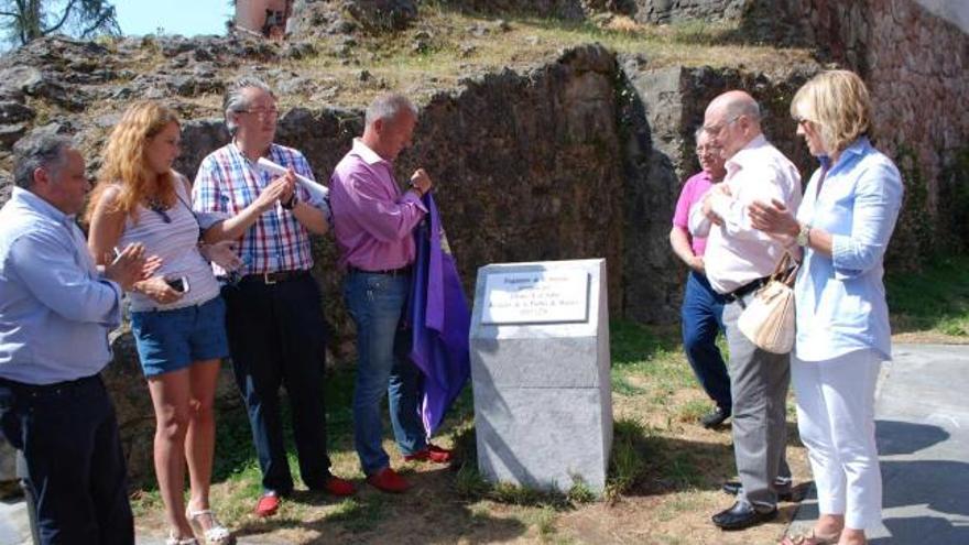 Felgueres descubre la placa de la muralla en presencia de los ediles Javier García Bedriñana, Ana López, González, Pando, Etelvino González y Ana Carmen Fernández.