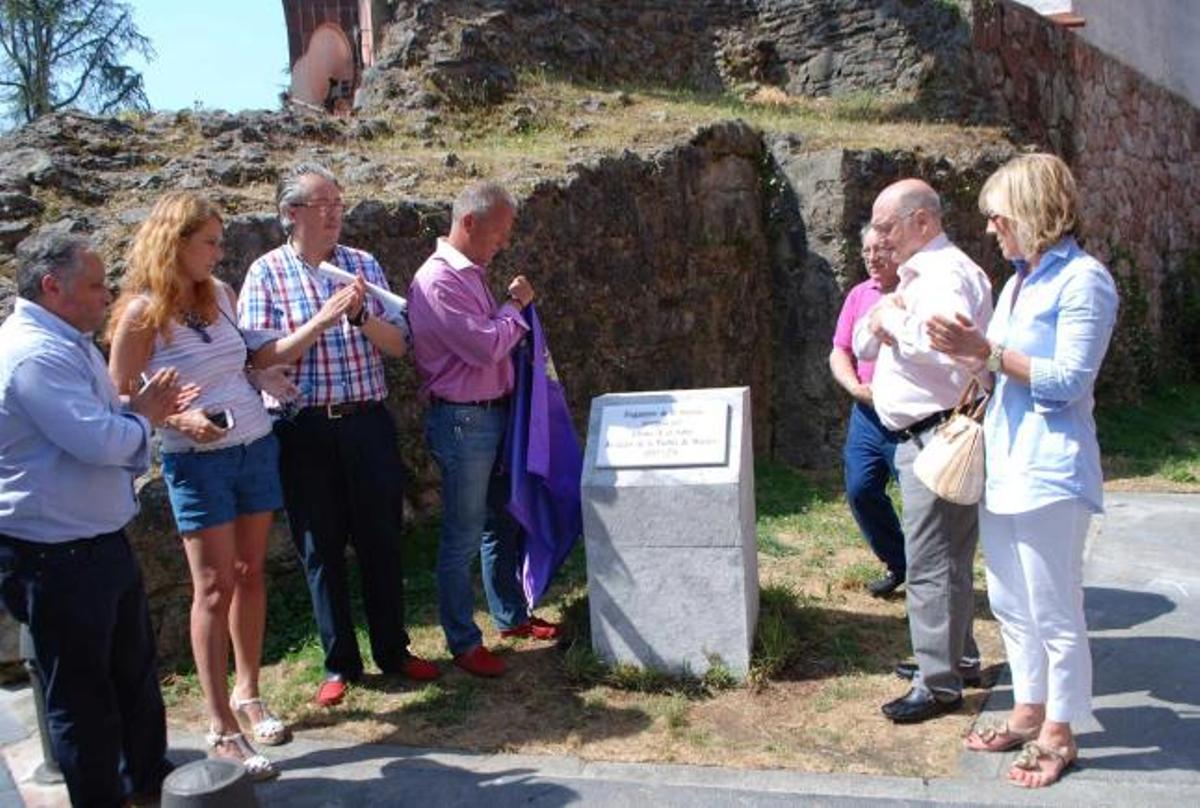 Felgueres descubre la placa de la muralla en presencia de los ediles Javier García Bedriñana, Ana López, González, Pando, Etelvino González y Ana Carmen Fernández.