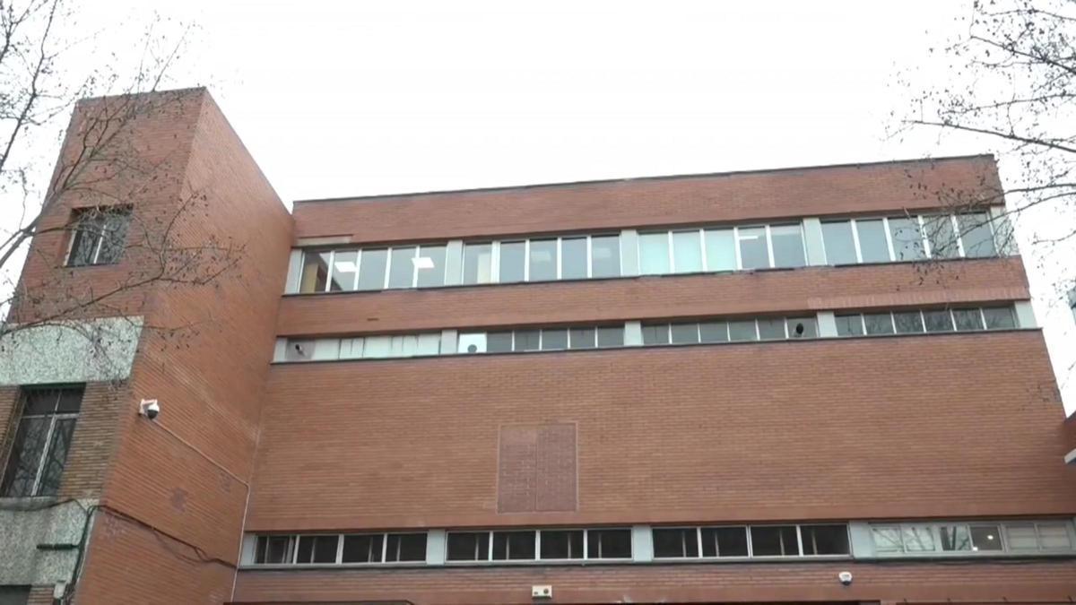 La nave del barrio del Bon Pastor parte de cuya fachada se desprendió con el viento y causó la muerte de una mujer