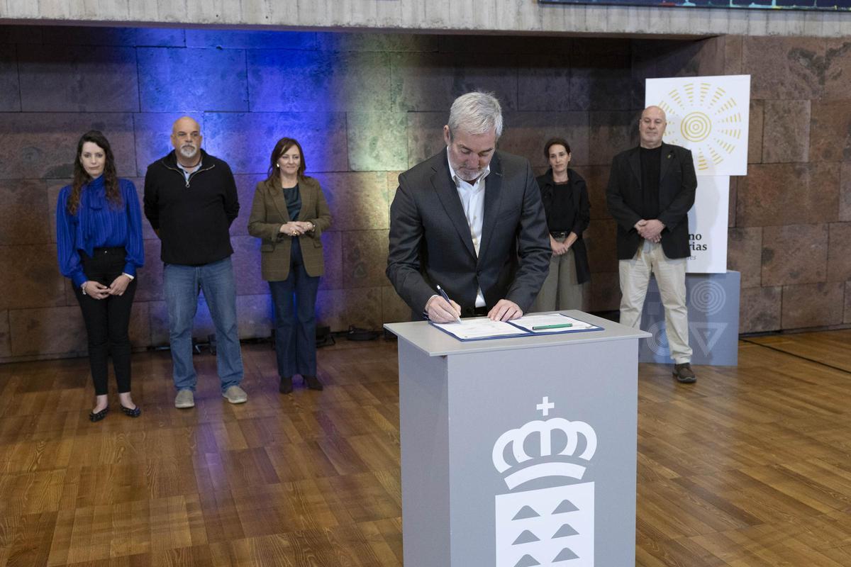 Fernando Clavijo firma el plan de ordenación del personal laboral junto a los representantes sindicales.