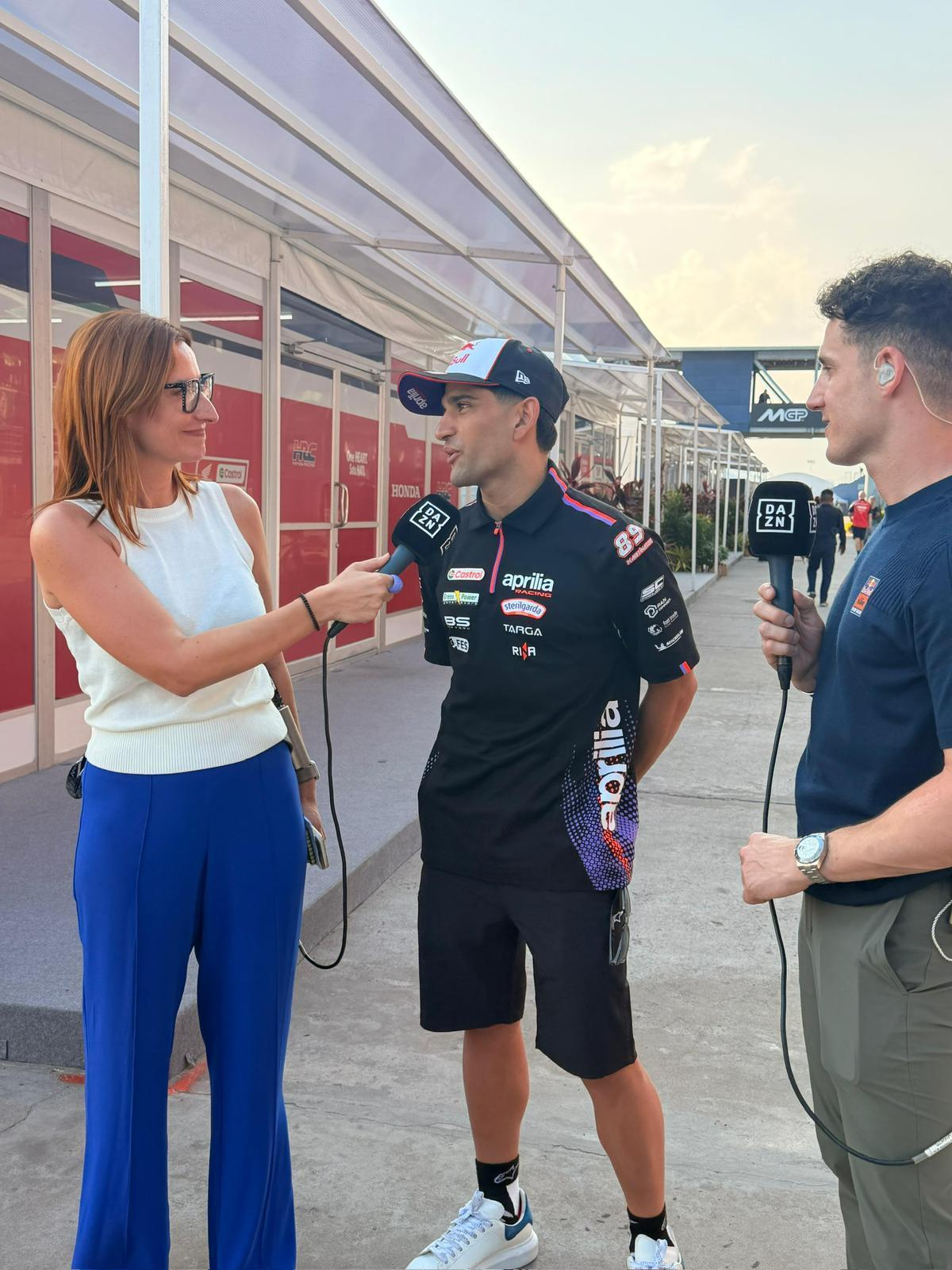 Izaskun Ruiz y Pol Espargaró entrevistando a Jorge Martín
