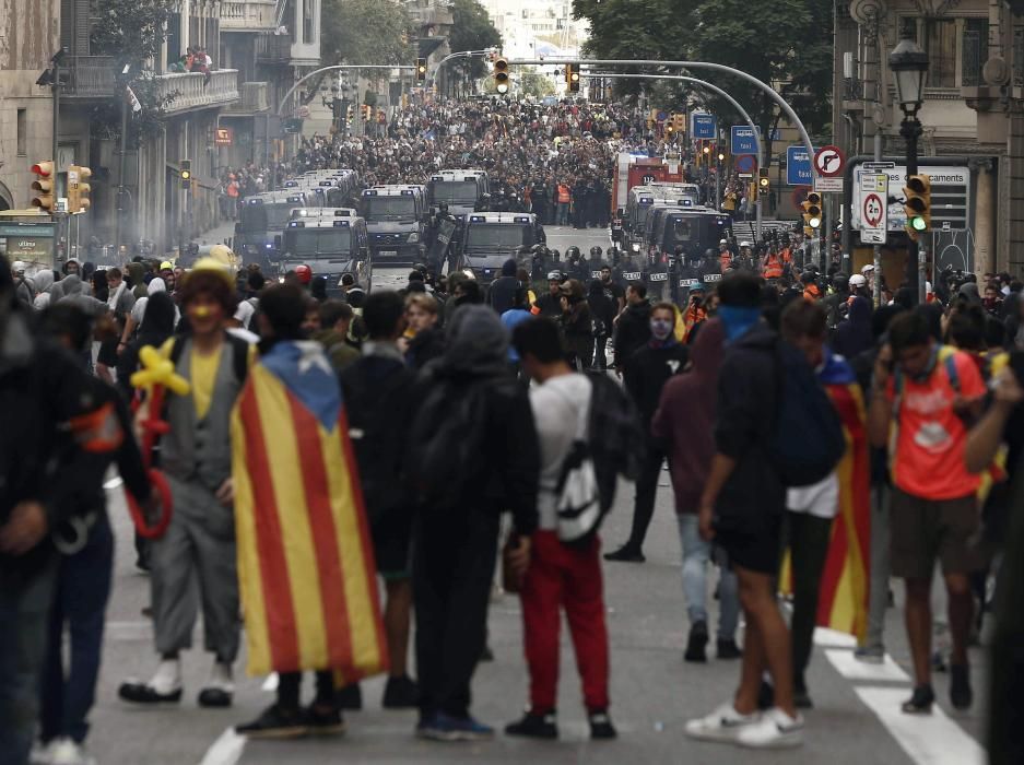 Forts aldarulls i enfrontaments entre manifestants i Policia Nacional a Via Laietana