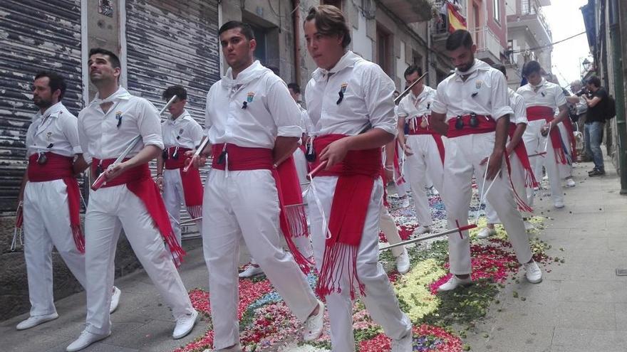 Los integrantes de la Danza das Espadas durante la procesión, esta mañana. / A.P.