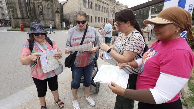 Un grupo de turistas, junto a la caseta de información del Concello de Pontevedra, en la Praza de España.