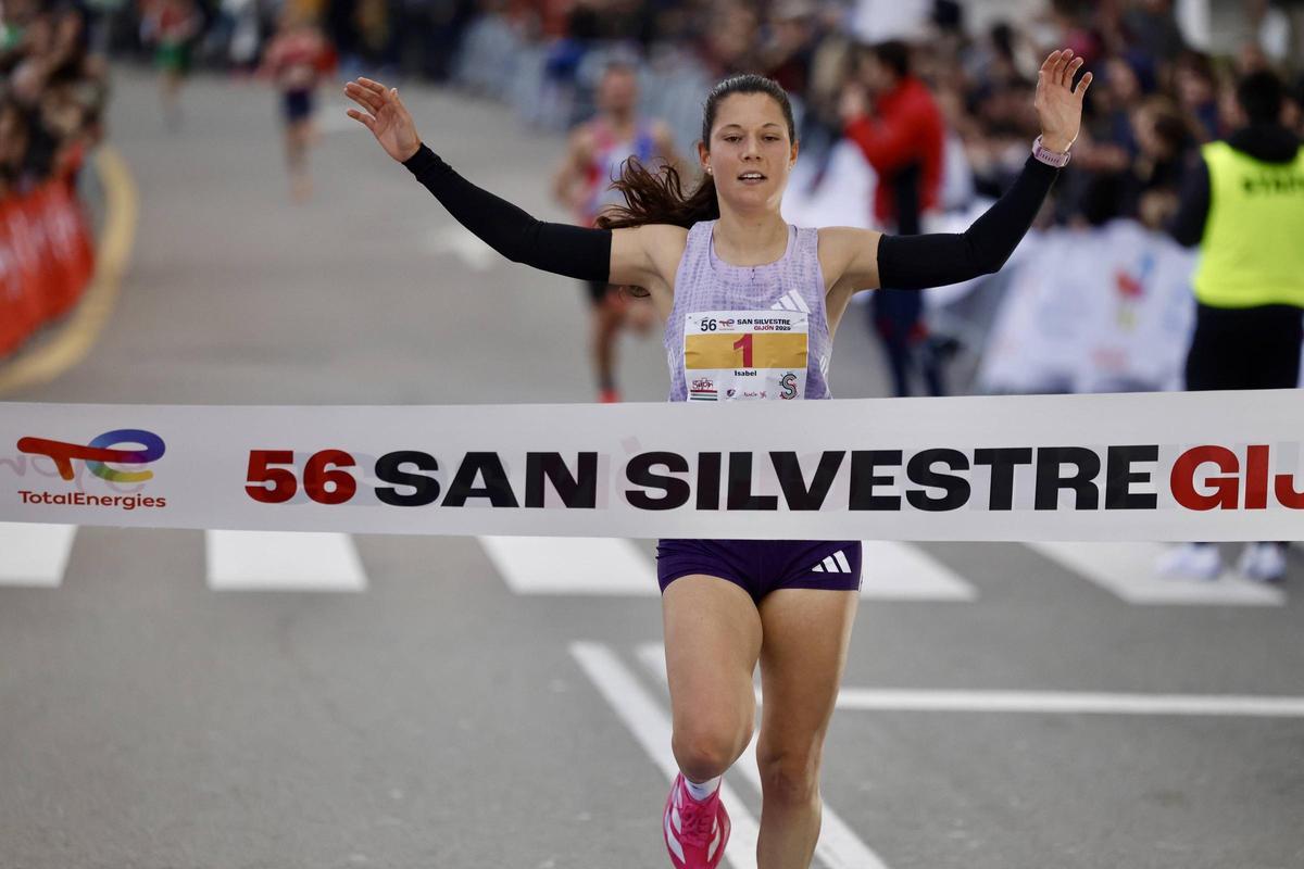 Isabel Barreiro levanta los brazos al cruzar la meta como ganadora femenina.