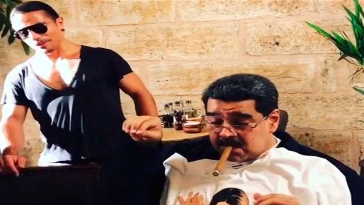 Maduro fuma un puro junto al chef Nusret Gökçe tras degustar una copiosa cena en su restaurante.