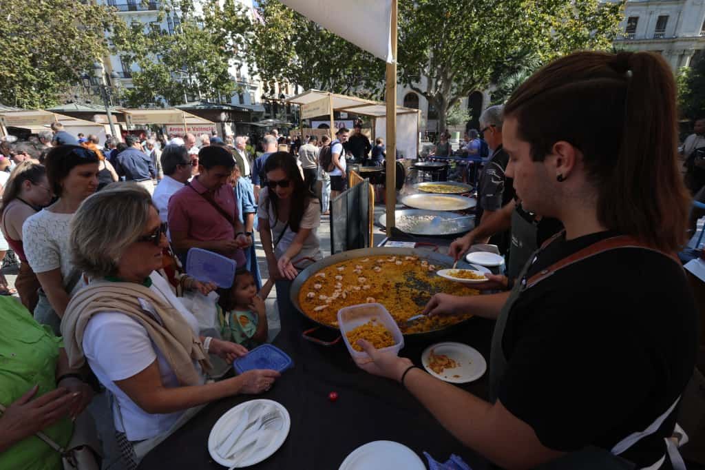 La plaza del Ayuntamiento de València se convierte en un gran restaurante al aire libre con el Tastarròs