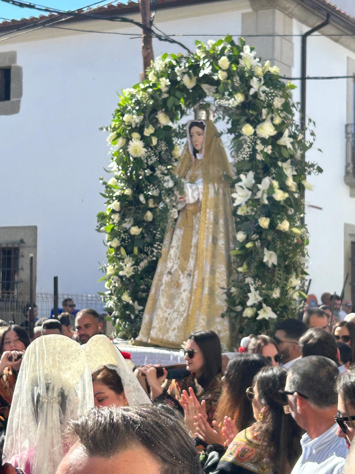 FOTOGALERÍA | El municipio cacereño de Zarza la Mayor se vuelca con el Domingo de los Tiros