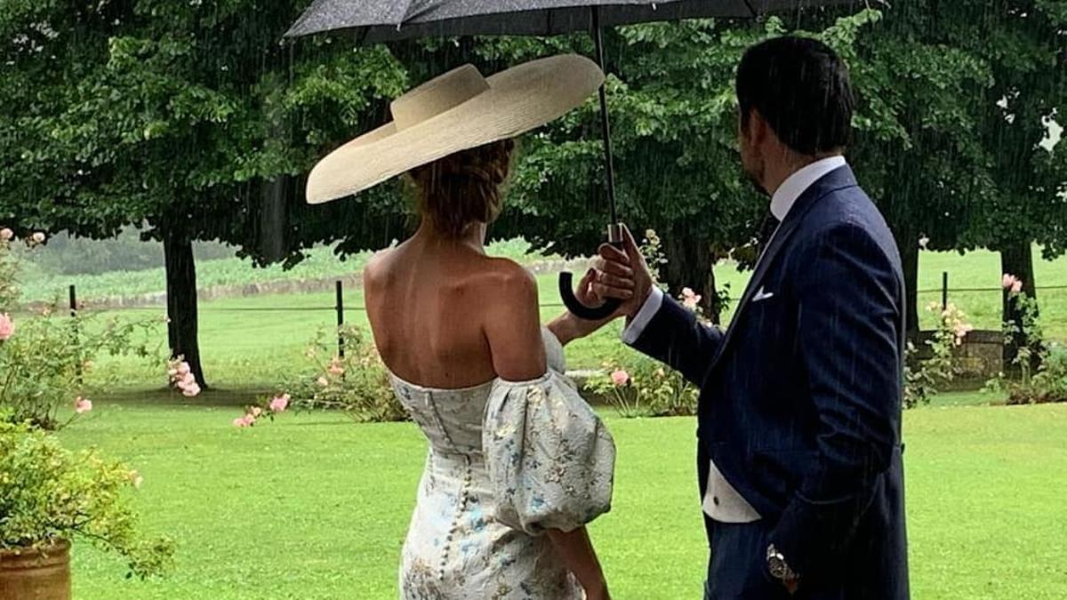 Vestido de iNuñez lucido por una invitada a una boda