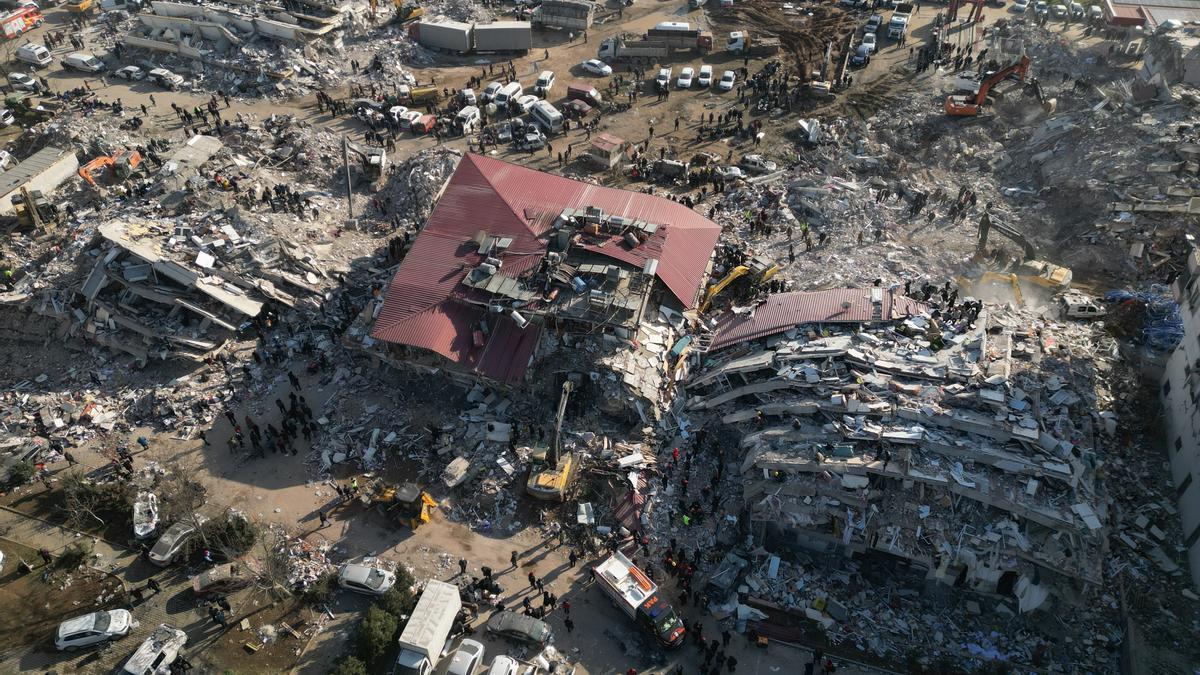 Vista aérea de una ciudad turca destruída por el terremoto.