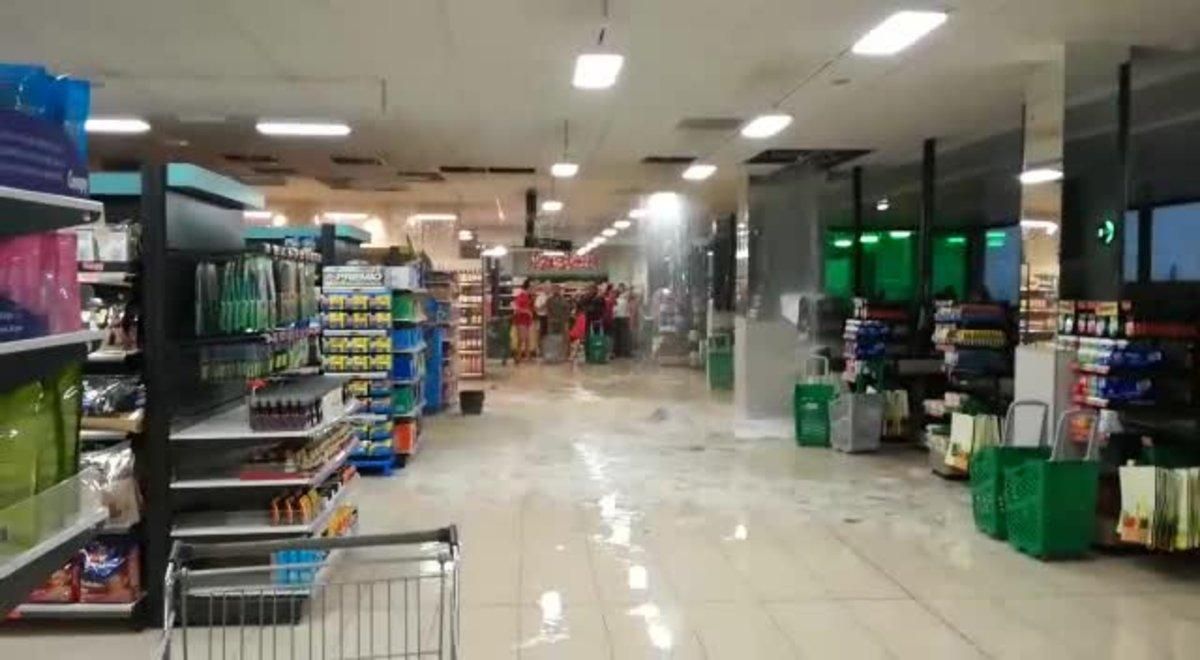 Un Mercadona se inunda por las lluvias en el norte de Mallorca